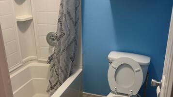 Serviettes fournies, savon, papier toilette