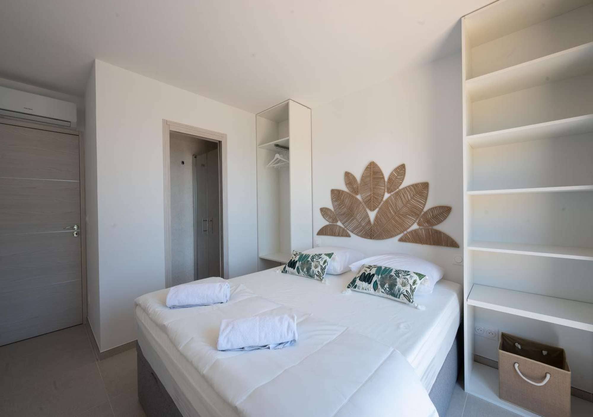 Een slaapkamer met een bed, een kledingkast en een spiegel.