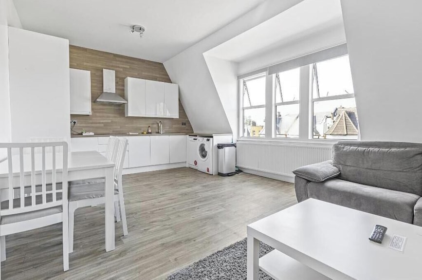 Charming Double Room With Private Bathroom In A Welcoming North London Guesthouse - Enfield, UK