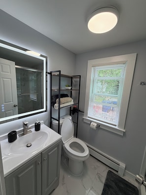 Suihku, hiustenkuivaaja, pyyhkeet, saippua