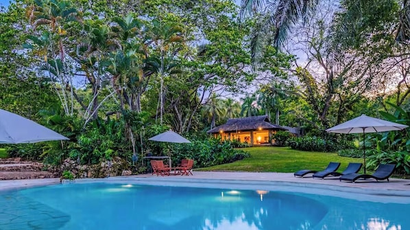 Pool - Fabulous 4-bedroom house in charming Nilo perfect for your getaway (Nilo)