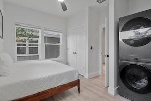 Tabla de planchar con plancha, wifi, ropa de cama