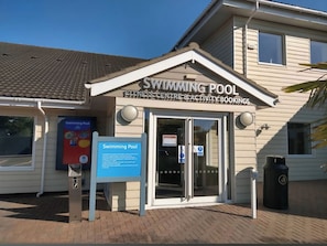 A building with a sign for a swimming pool and fitness center. - Homely Caravan in Skegness - Sleeps 6 (Skegness)