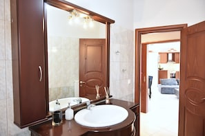 Secadora de cabello, toallas, jabón, papel de baño 