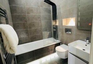 Bathroom - Apartment Sleeps 4 - Wifi, Close to Football Club (Ipswich)