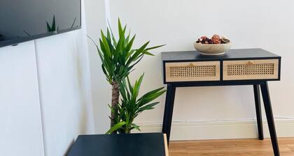 Apartment Sleeps 4 - Wifi, Close to Football Club
