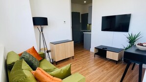 Living area - Apartment Sleeps 4 - Wifi, Close to Football Club (Ipswich)