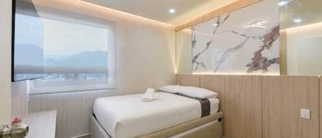 Desk, iron/ironing board, WiFi, bed sheets