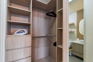 Recámara principal con cama Queen Size, Smart TV, área climatizada, clóset y baño privado. Tu espacio de descanso con toda la comodidad y privacidad que mereces. - ¡Céntrico & Nuevo! Gym, Parking & Pool - 6G 2BR2br (Monterrey)