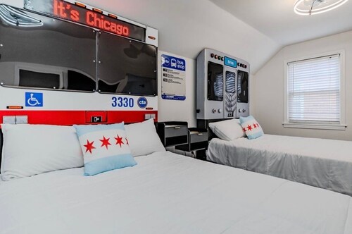 Sweet Home Chicago- 3 BR, 2.5 BA + Game Room, Hot Tub, near O'Hare, Rosemont