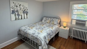 WiFi, bed sheets - Modern 2BR Near Beach+Private Parking (West Haven)