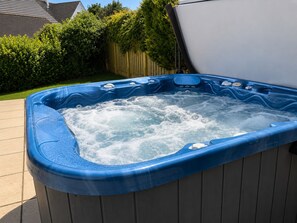 Outdoor spa tub - Beach House Opposite Porthcurnick Beach, Portscatho | Hot Tub & Sea Views (Truro)