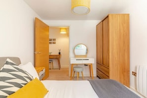 2 bedrooms, iron/ironing board, free WiFi, bed sheets - Fantastic apartment in Fowey. Excellent location with own decked area (Fowey)