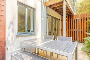 Outdoor dining - Fantastic apartment in Fowey. Excellent location with own decked area (Fowey)