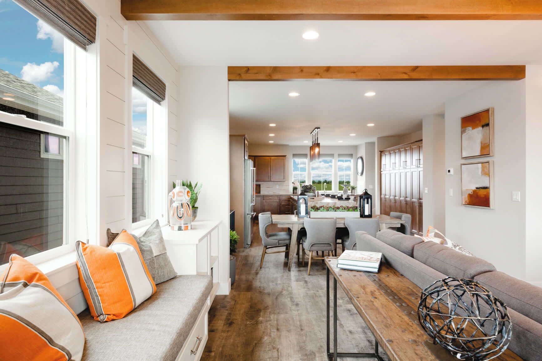 Um interior moderno com sala de estar, espaço para refeições e cozinha.
