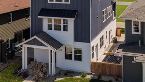 Exterior - Iconic Big Sky Getaway | Epic Yellowstone Retreat! (Belgrade)