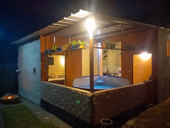Outdoor spa tub