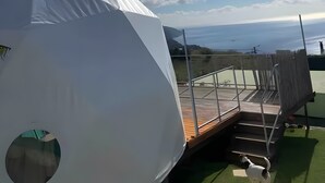A white tent-like structure with a view of the sea and sky. - Soulglamping – Rückzugsort – Natur – Meerblick – Sonne (Prazeres)