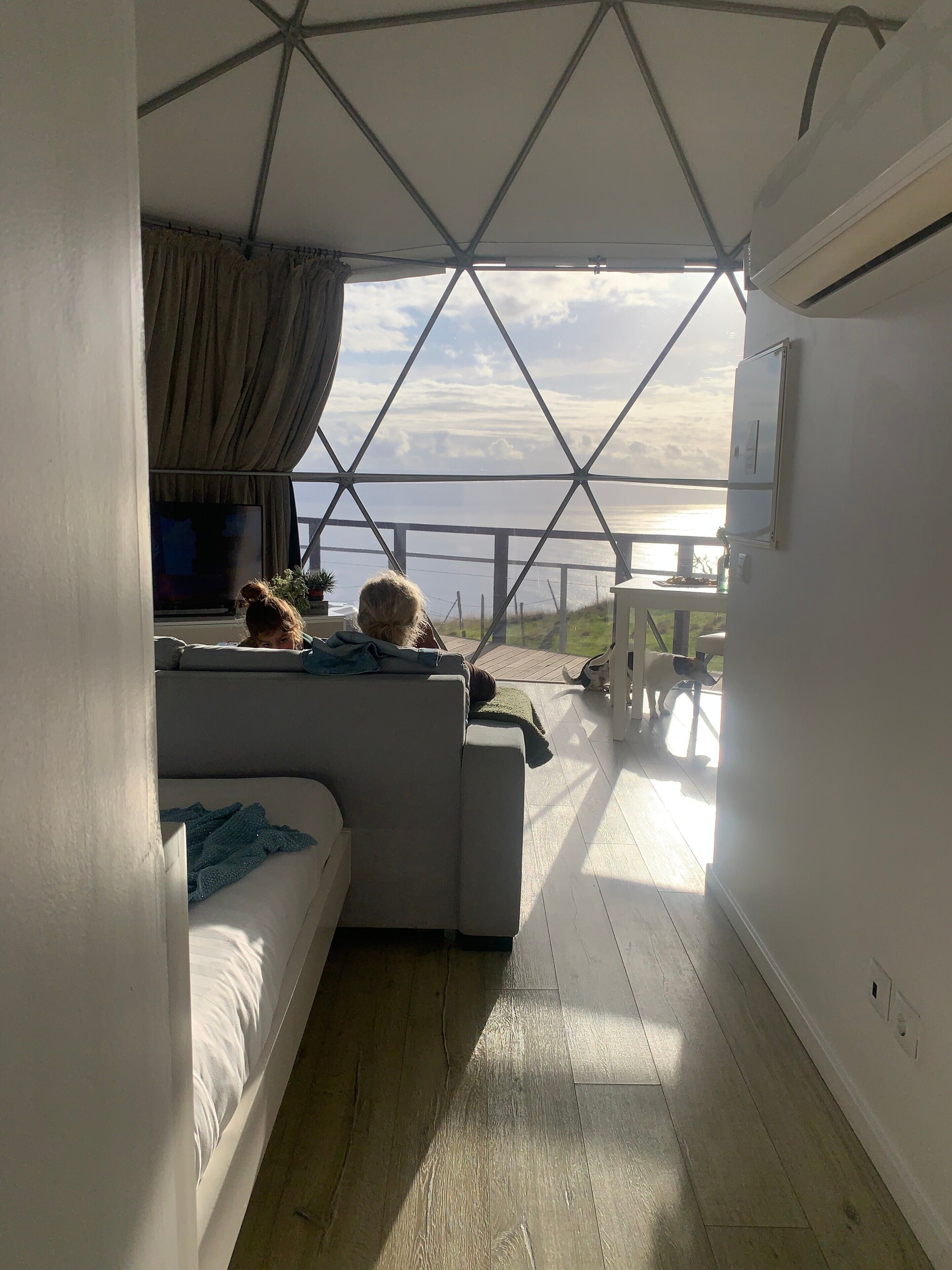 Silitysrauta/-lauta, Wi-Fi, vuodevaatteet