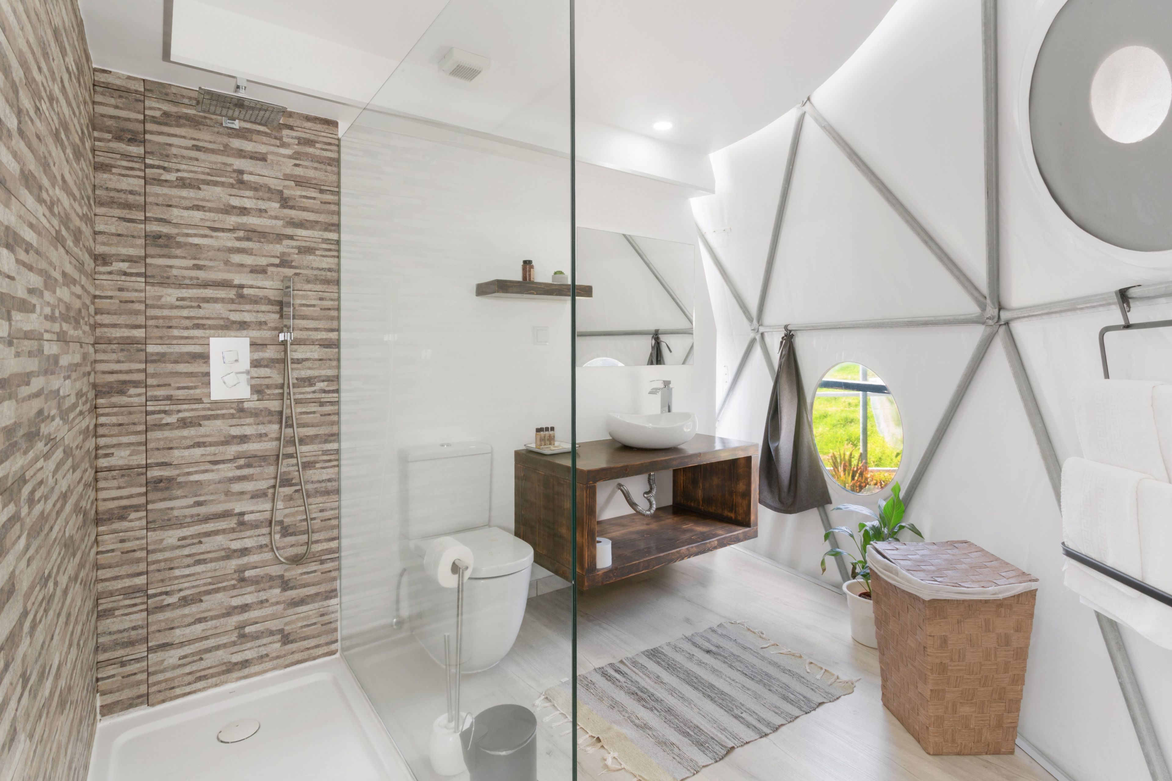 Une salle de bain moderne équipée d’une douche, de toilettes et d’un lavabo.