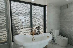 Shower, hair dryer, towels, soap - Serene 5-bedroom Panorama Seaview Villa in Nha Trang (Nha Trang)