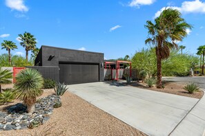 Property grounds - Welcome to Casa Black - 3 Bedroom 3 Bathroom in the Palm Springs Area (Palm Springs)