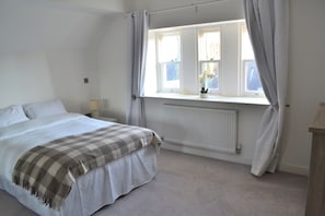 3 bedrooms, iron/ironing board, bed sheets - The Residence, 3-bed Apt, Sleeps 6 With Parking (Lancaster)