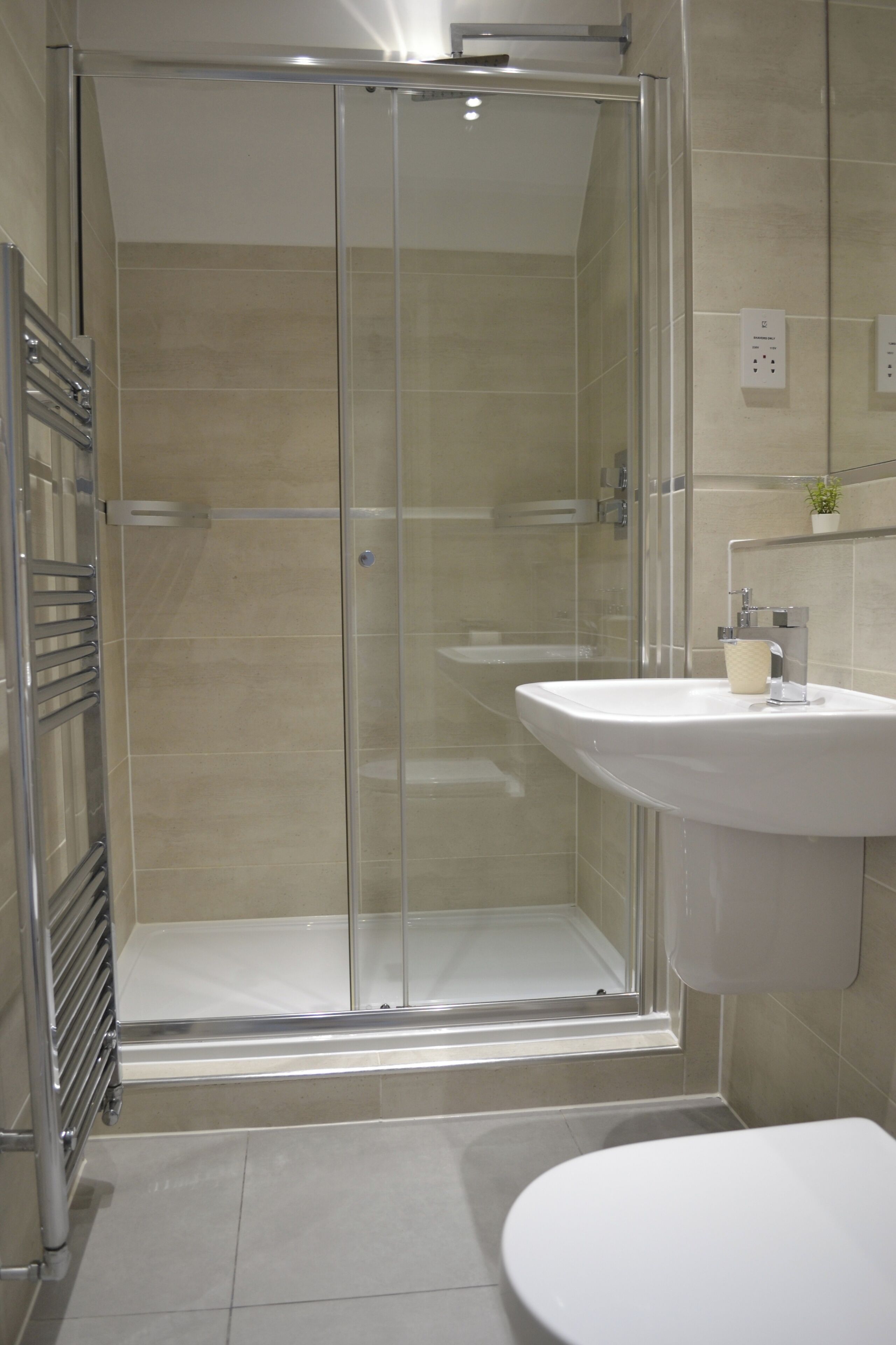 Ducha, bañera profunda y toallas