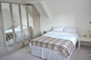 3 bedrooms, iron/ironing board, bed sheets - The Residence, 3-bed Apt, Sleeps 6 With Parking (Lancaster)