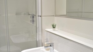 Unclassified image, 3 of 38, button - The Residence, 3-bed Apt, Sleeps 6 With Parking (Lancaster)
