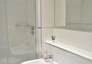 Shower, deep soaking tub, towels - The Residence, 3-bed Apt, Sleeps 6 With Parking (Lancaster)