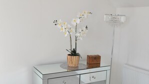 Unclassified image, 4 of 38, button - The Residence, 3-bed Apt, Sleeps 6 With Parking (Lancaster)