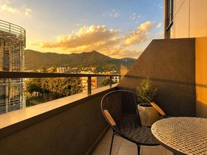 Outdoor dining - Unique Mine Hotel: GYM + POOL + TERRACE + COWORKING ACCESS (Bogotá)