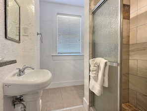 Dusche, Haartrockner, Handtücher, Toilettenpapier