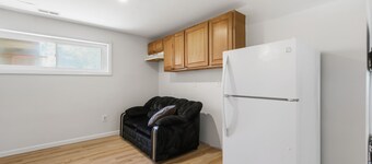 Spacious 5-bedroom house in Silver Spring with AC Near DC & Metro