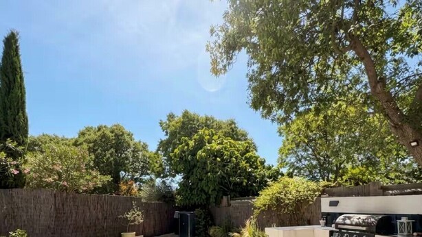 A backyard with a swimming pool, outdoor furniture, and a barbecue area. - Bright, air-conditioned house in Aix-en-Provence (Aix-en-Provence)