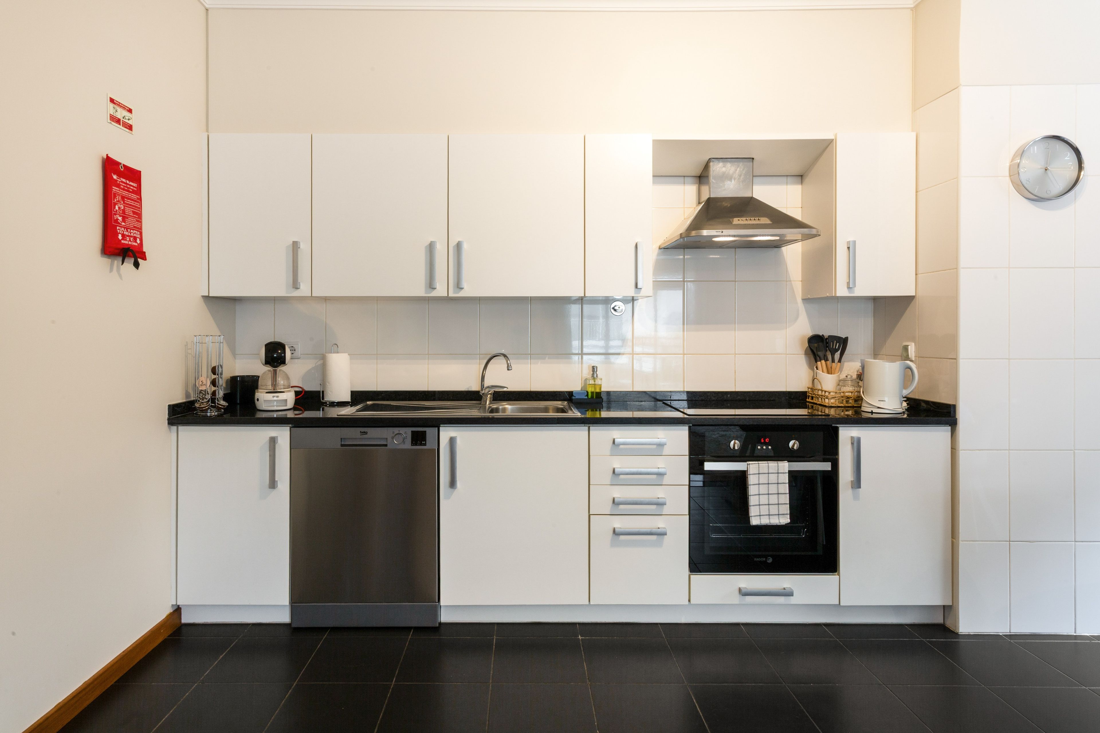 Coffee/tea maker, fridge, oven, stovetop