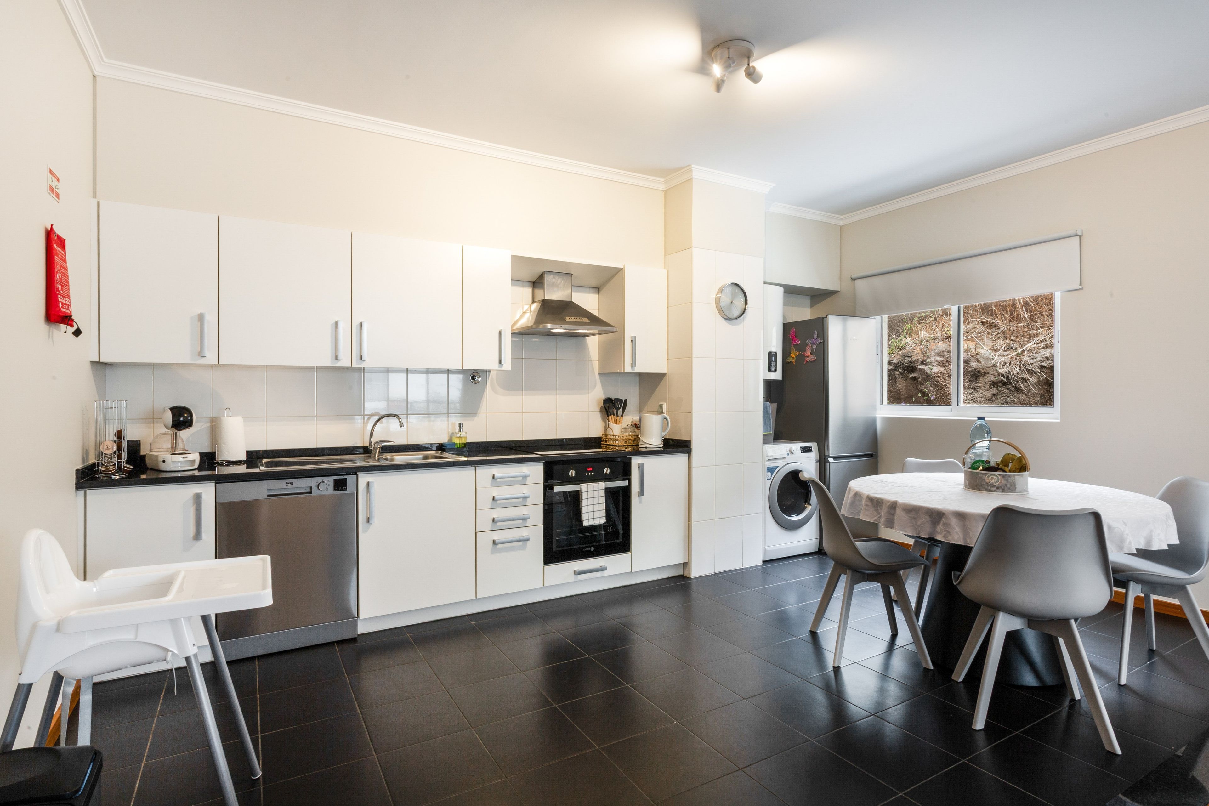 Coffee/tea maker, fridge, oven, stovetop