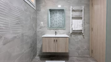 Apartment | Bathroom | Free toiletries, hair dryer, towels, soap