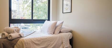 Espacio para trabajar con laptop y cortinas blackout