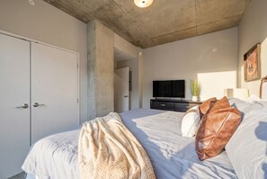 Bureau, fer et planche à repasser, lit parapluie, Wi-Fi gratuit