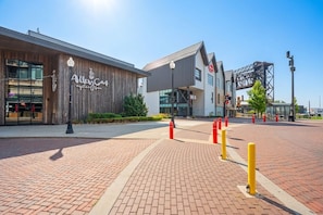 Un bâtiment moderne avec une façade en bois et une enseigne indiquant : « Alka-Care, bar à huîtres ».