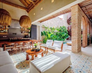 Outdoor dining - City Heart Luxury Oasis 5BR w/ Pool & Jacuzzi (Cartagena de Indias)