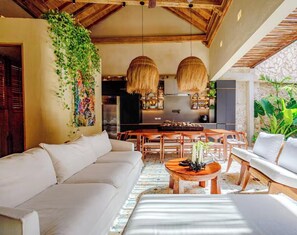 Outdoor dining - City Heart Luxury Oasis 5BR w/ Pool & Jacuzzi (Cartagena de Indias)