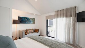 4 bedrooms, desk, iron/ironing board, travel cot - Noosa Sunsets - Luxury Home with Stunning Views (Noosa Heads)