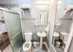 Haartrockner, Handtücher, Toilettenpapier