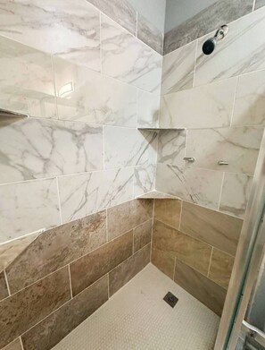 Haartrockner, Handtücher, Toilettenpapier