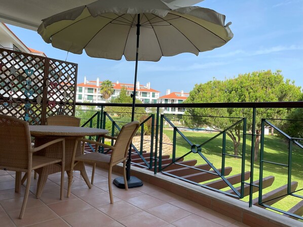 Outdoor dining - Vrbo Property (Quarteira)