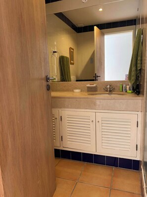 Bathroom - Vrbo Property (Quarteira)