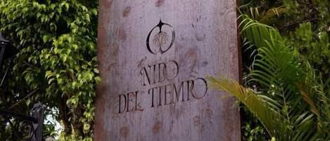 Et skilt med teksten 'CUNA 58', 'Nido del Tiempo' og 'Salón de Melquíades'.